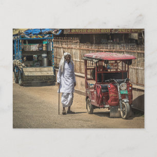 Carte Postale Scène de rue avec un homme âgé en Inde