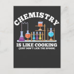 Carte Postale Science Chimiste Humour La chimie est comme la Cui<br><div class="desc">La chimie est comme la cuisine. Ne léchez pas la cuillère. Cette drôle de conception scientifique est l'idée cadeau parfait pour chaque nerd,  geek,  étudiant ou chimiste. idéal à porter à l'école,  à l'université ou en laboratoire.</div>