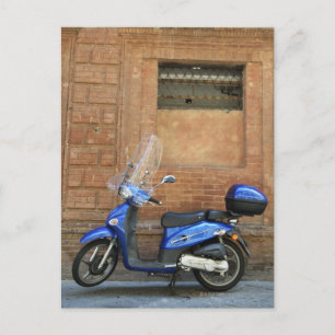 Carte Postale scooter bleu par mur rouge, Sienne, Italie