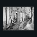 Carte Postale Scooter dans une rue en Italie en noir et blanc<br><div class="desc">Photo carte postale d'un scooter vintage garé devant une maison dans une rue pavée d'une ville en Italie en noir et blanc élégant.</div>