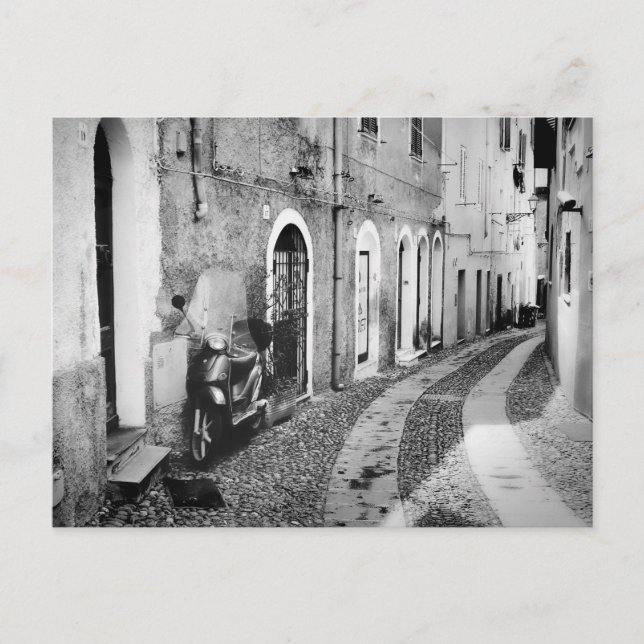 Carte Postale Scooter dans une rue en Italie en noir et blanc (Devant)