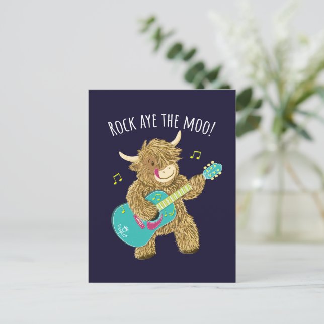 Carte Postale Scottish Highland Cow Guitarist Rock Aye The Moo! (Debout devant)