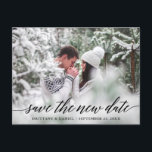 Carte Postale Script De Calligraphie Moderne Enregistrer La Nouv<br><div class="desc">Script Calligraphie Moderne Enregistrer La Nouvelle Date Mariage Reporté Nouvelle Date Faire-part Couple Photo Carte Postale</div>