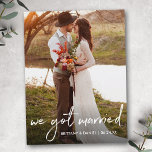 Carte Postale Script manuscrit Nous Nous Sommes Mariés Photo<br><div class="desc">Script manuscrit moderne tendance Nous avons marié Mariage Faire-part Photo Carte postale</div>