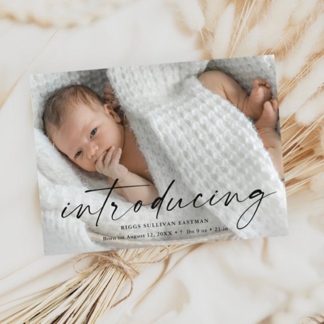 Carte Postale Script Présentant la photo de bébé Merci (Modern script introducing baby photo birth announcement thank you postcard.)