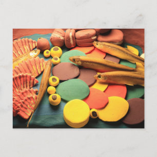 Carte Postale Sculpture d'argile peinte de couleurs vives de l'a