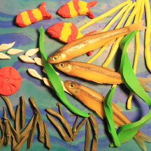 Sculpture d'argile peinte de couleurs vives de l'a