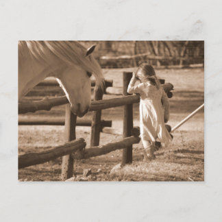 Carte Postale Sepia Cheval noir et blanc et enfant