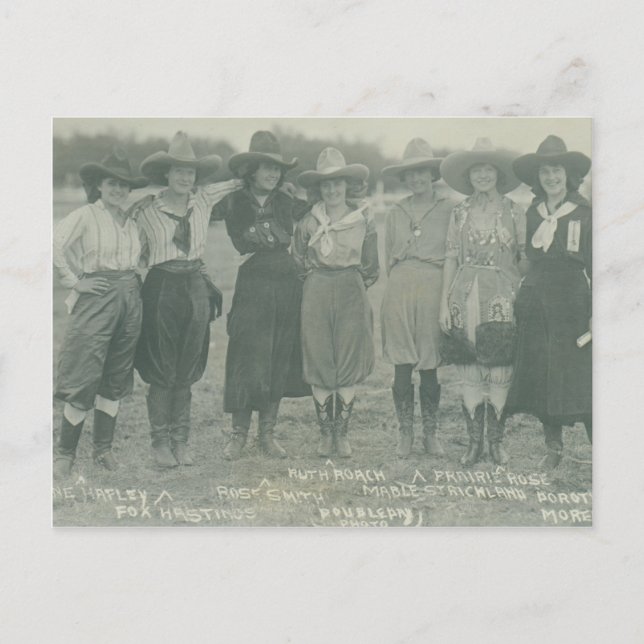Carte Postale Sept cow-girls de rodéo posant pour une (Devant)