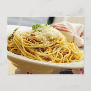 Carte Postale Servir un bol de spaghetti avec de la sauce tomate