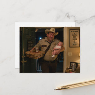 Carte Postale Shérif avec bébé, bière et pizza