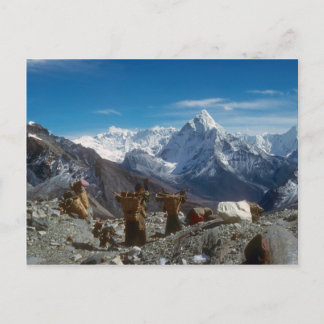 Carte Postale Sherpanis transportant des charges escalades