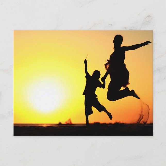 Carte Postale Silhouettes de mère et de fils sautant sur la plag (Devant)