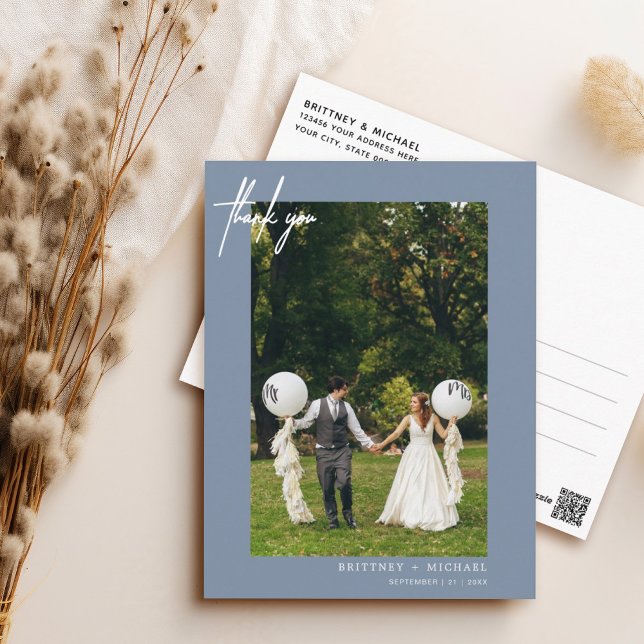 Carte Postale Simple Dusty Blue Photo Merci moderne (Elegant hand lettered thank you wedding postcard with a minimalistic design perfect for any couple.)