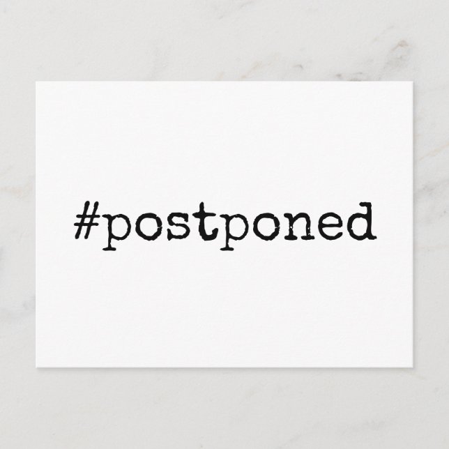 Carte Postale Simple Mariage Reporté Hashtag en Noir et Blanc (Devant)