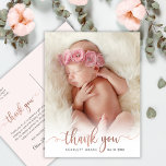 Carte Postale Simple Rose Gold Script Baby Photo Merci<br><div class="desc">Elégant Simple Moderne Calligraphie Rose Gold Script Photo Nouveau-né Baby Merci Carte Postale. Dispose d'un beau texte "merci" dans une calligraphie manuscrite cursive script de police de queue de swash en feuille d'or de rose (ou feuille rose rousse). À l'envers, message personnel pré-fait sur fond rose vif. Super pour la...</div>
