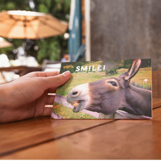 Carte Postale Singe souriant dans un pâturage personnalisable