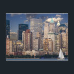 Carte Postale Skyline de New York<br><div class="desc">Fabuleuse photo de l'horizon de la ville de New York dans la soirée. L'image a un voilier sur le front de mer au premier plan et l'arrière - plan est peuplé avec les nombreux intéressants gratte-ciel et bâtiments brillants et brillants, La photo a été prise à la tombée de la...</div>