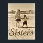 Carte Postale Sœurs<br><div class="desc">Deux filles debout sur la plage. Une jolie photo de sœurs pour montrer l'amour fraternel.</div>