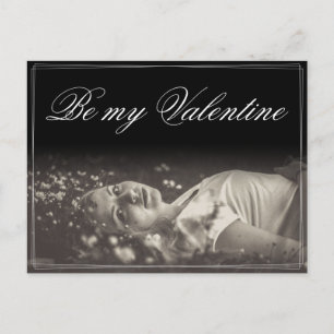 Carte Postale Sois ma Saint-Valentin - jeune femme allongée