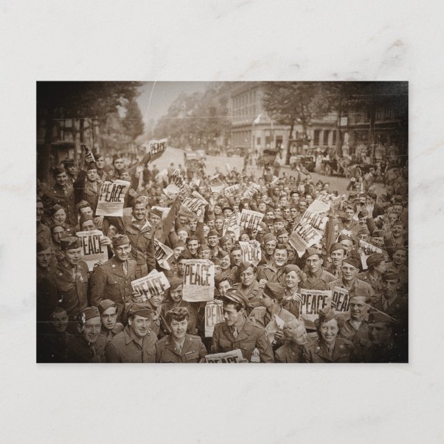 Carte Postale Soldats américains sur la Journée de la VJ (Devant)