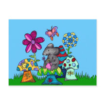 Souris adorable dans les champignons