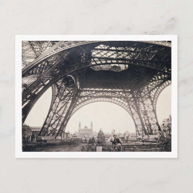 Carte Postale Sous la Tour Eiffel, avant de monter, de "L" (Devant)