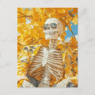 Carte Postale Squelette sous un arbre automnal
