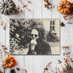 Carte Postale Squelette Vintage Flippant Mangeant une Glace Hall