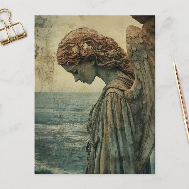 Carte Postale Statue d'ange avec patine (Angel statue covered in patina and distressed on a postcard that is laid on a marble flat surface.)