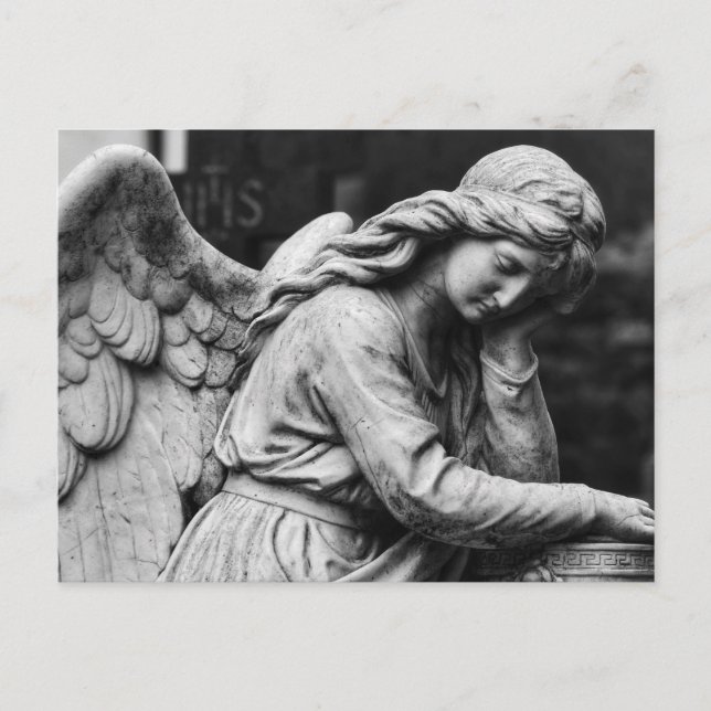 Carte Postale Statue d'ange noir et blanc dans un cimetière (Devant)