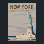 Carte Postale Statue de la Liberté de New York Rétro<br><div class="desc">Conception de voyage à New York dans un style rétro. La Statue de la Liberté est une sculpture néoclassique colossale sur l'île de la Liberté dans le port de New York à New York City.</div>