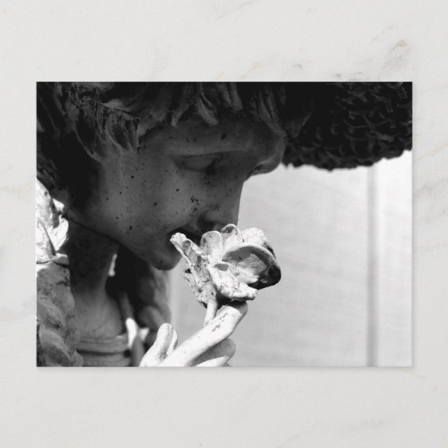 CARTE POSTALE STATUE TENANT UNE ROSE (Devant)