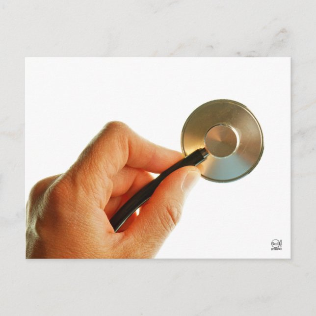 Carte Postale Stéthoscope dans une main devant un hôpital. (Devant)