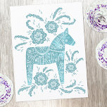 Carte postale suédoise Dala Horse vert et blanc<br><div class="desc">Un Dala Horse suédois traditionnel design en vert et blanc turquoise frais. Art original de Nic Squirrell.</div>