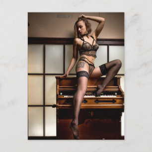 Carte Postale Superbe beauté sur Piano Black lingerie photo
