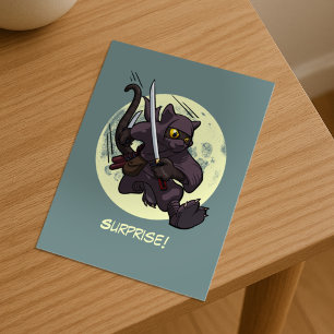 Carte Postale Surprise ! La chatte noire en kick ninja dans un d