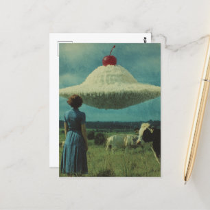 Carte Postale Surreal Ufo dans un pâturage laitier