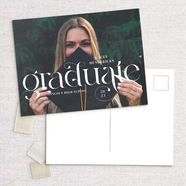 Carte Postale Swirl Serif Faire-part de graduation photo moderne (Créateur téléchargé)