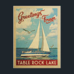 Carte Postale Table Rock Lake Vintage voyage bateau à voile Miss<br><div class="desc">Ce salutations de Table Rock Lake Missouri conception marine de voyage vintage comprend un bateau naviguant sur l'eau avec des mouettes et un ciel bleu rempli de somptueux nuages blancs bouffants.</div>