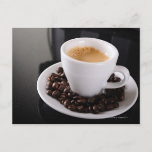 Carte Postale Tasse de café express sur le compteur noir de