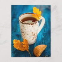 Tasse De Thé Et Feuilles D'Automne Sur Bois Bleu