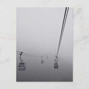 Carte Postale Téléphérique de Ngong Ping dans un brouillard épai