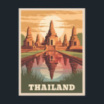 Carte Postale Temple bouddhiste thaïlandais Vintage voyage couch<br><div class="desc">Découvrez la magie de la Thaïlande avec ce design unique et rétro inspiré des voyages. Niché dans une ambiance nostalgique et au charme vintage, cet article capture les temples emblématiques de Thaïlande, les couchers de soleil dorés et les paysages exotiques dans une esthétique rétro rappelant les affiches de voyage classiques...</div>