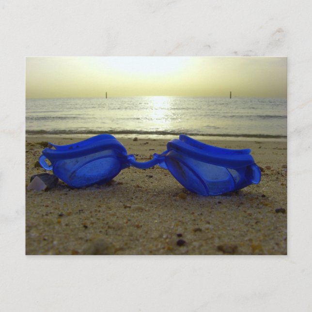 Carte Postale Temps de vacances, lunettes bleues à la plage (Devant)