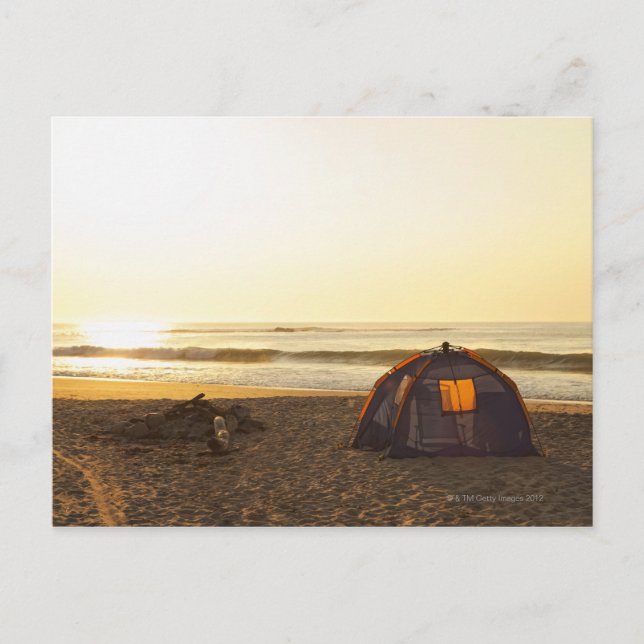 Carte Postale Tente et feu de camp brûlé sur la plage. (Devant)