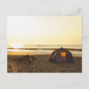 Carte Postale Tente et feu de camp brûlé sur la plage.