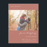 Carte Postale Terracotta Engagé Couple Photo Enregistrer La Date<br><div class="desc">Cette belle carte postale de date contient votre photo,  une composition minimaliste et une typographie stylisée en terre cuite.</div>