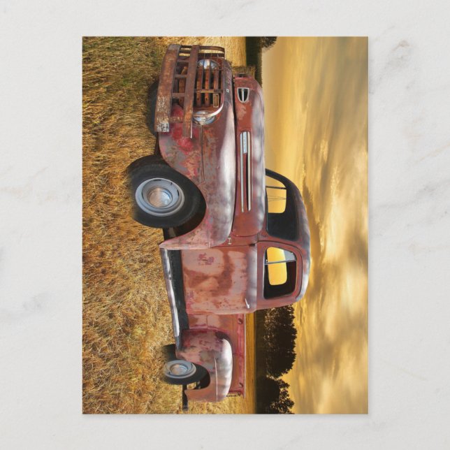 Carte Postale Terrain de ferme de camions antiques Red (Devant)