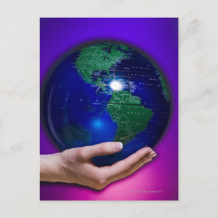 Carte Postale Terre de retenue à la main